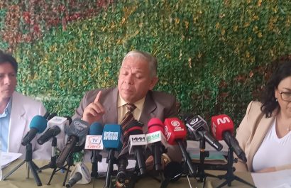 El conflicto legal, hizo que la defensa de los acusados llegue a Manabí, para rechazar la denuncia de Oscar Ayerve por el presunto uso ilegal de papel de seguridad del Registro Nacional de Datos Públicos.