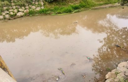 Manchas de combustible contaminan el río Chone y generan alarma ciudadana
