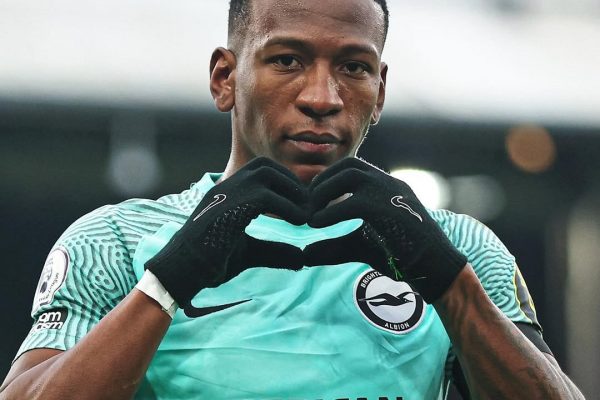 Manchester United sondea a Pervis Estupiñán para reforzar su defensa