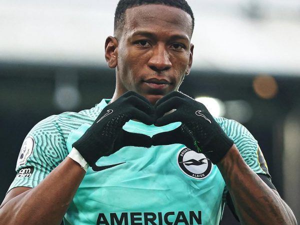 Manchester United sondea a Pervis Estupiñán para reforzar su defensa