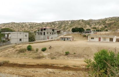 El Municipio de Manta enfrenta retrasos en su plan vial debido a la falta de asfalto, afectando la intervención en zonas urbanas y rurales.