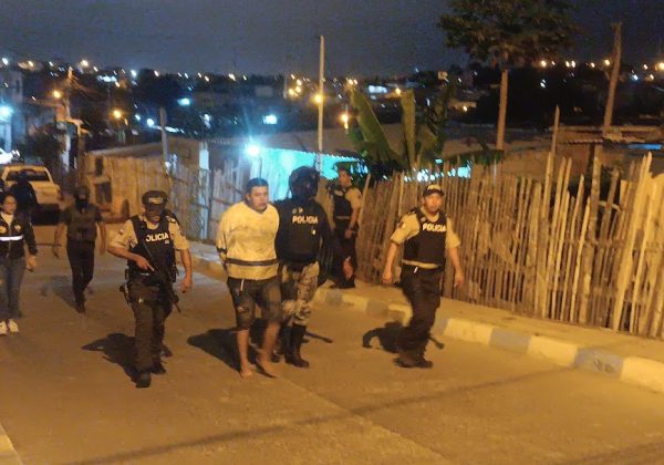 En Manta y Manabí, la Policía Nacional aplica el uso progresivo de la fuerza para contrarrestar la creciente violencia criminal.