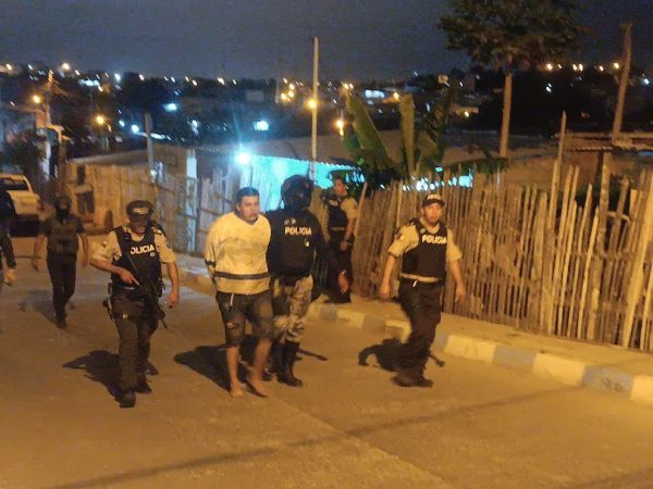 En Manta y Manabí, la Policía Nacional aplica el uso progresivo de la fuerza para contrarrestar la creciente violencia criminal.