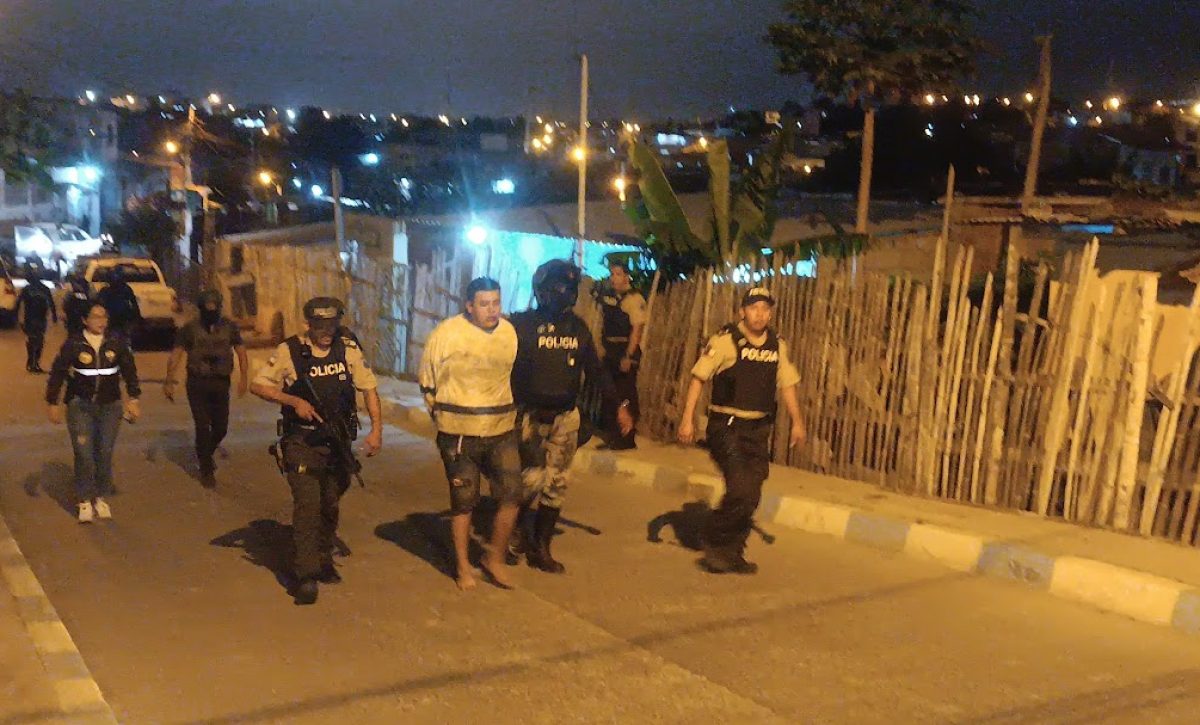 En Manta y Manabí, la Policía Nacional aplica el uso progresivo de la fuerza para contrarrestar la creciente violencia criminal.