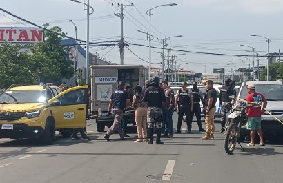El sicario que asesinó al taxista Jhonny Henry Flores Álava, disparó por diez ocasiones frente a la multitud en la avenida 113 en Manta.