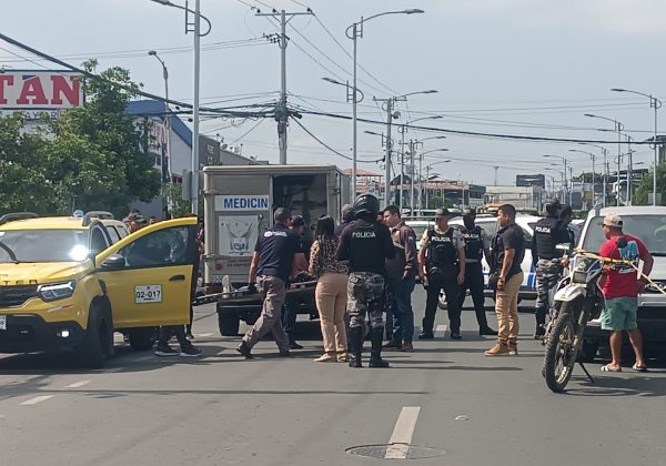 El sicario que asesinó al taxista Jhonny Henry Flores Álava, disparó por diez ocasiones frente a la multitud en la avenida 113 en Manta.