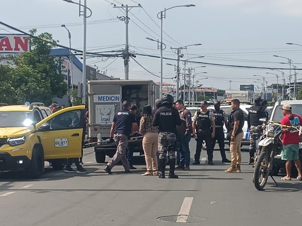 El sicario que asesinó al taxista Jhonny Henry Flores Álava, disparó por diez ocasiones frente a la multitud en la avenida 113 en Manta.
