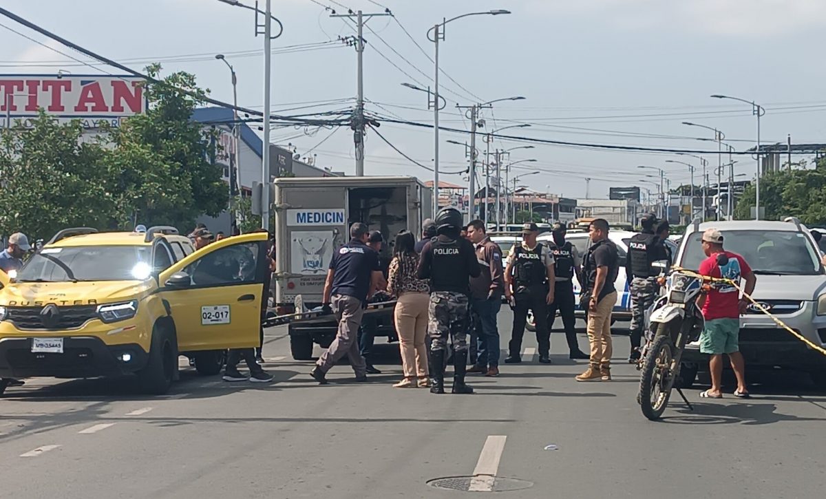 El sicario que asesinó al taxista Jhonny Henry Flores Álava, disparó por diez ocasiones frente a la multitud en la avenida 113 en Manta.