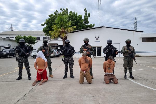 El asesinato de un laboratorista en Manta derivó en un operativo policial que dejó tres detenidos, incluido un menor. El ataque iba dirigido a su hermano.