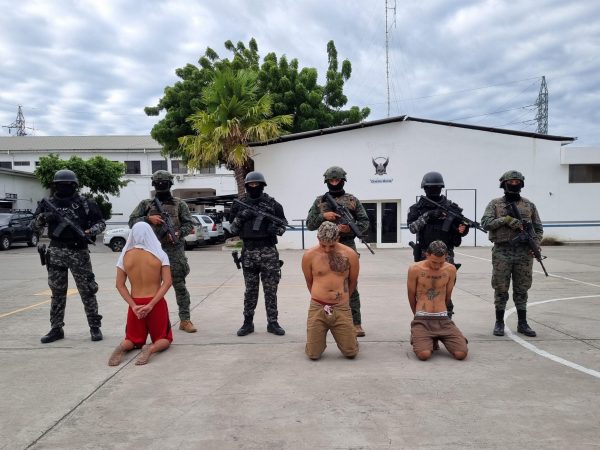 El asesinato de un laboratorista en Manta derivó en un operativo policial que dejó tres detenidos, incluido un menor. El ataque iba dirigido a su hermano.