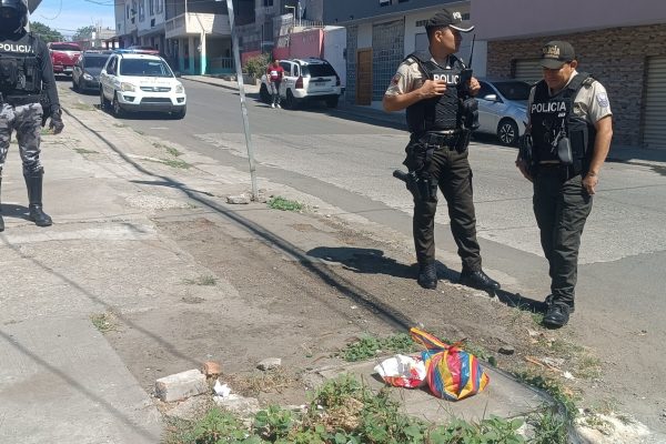 En menos de veinticuatro horas, un hombre y una mujer fueron baleados en sectores distintos de Manta.
