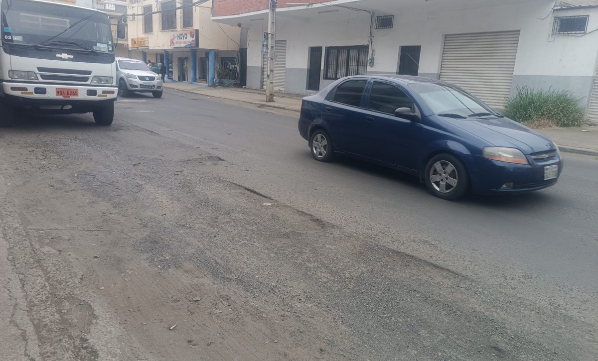 Ciudadanos exigen la reparación de la deteriorada calle 14, mientras del Municipio de Manta, prometen intervención en tres meses.