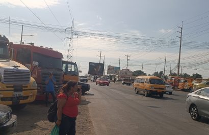 Transportistas pesados de Manta expresaron su rechazo al alza del combustible, alertando sobre impactos en la canasta básica.