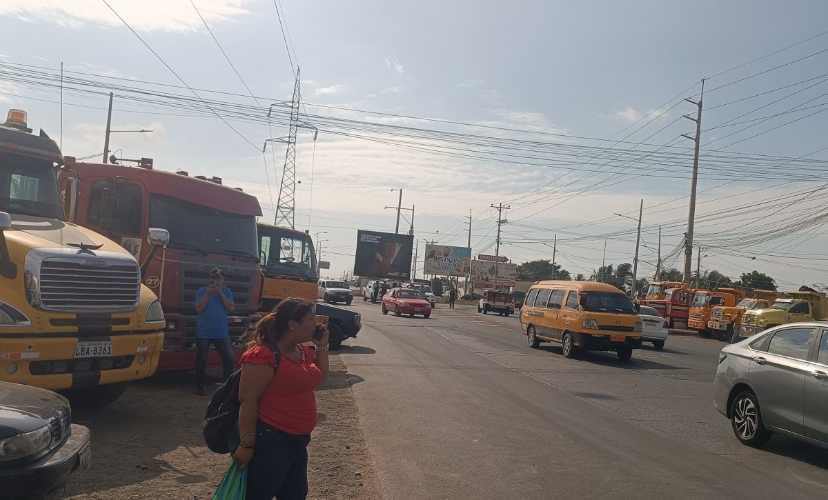 Transportistas pesados de Manta expresaron su rechazo al alza del combustible, alertando sobre impactos en la canasta básica.