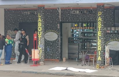 Carlos Palma, fue asesinado a tiros en Tarqui, Manta, cuando compraba pan. Su madre, vestida con uniforme de recolección de basura, lo identificó en la escena.