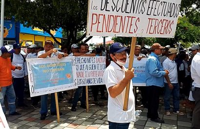 Los trabajadores del Municipio de Manta tienen un atraso en el pago de sus salarios de dos meses.