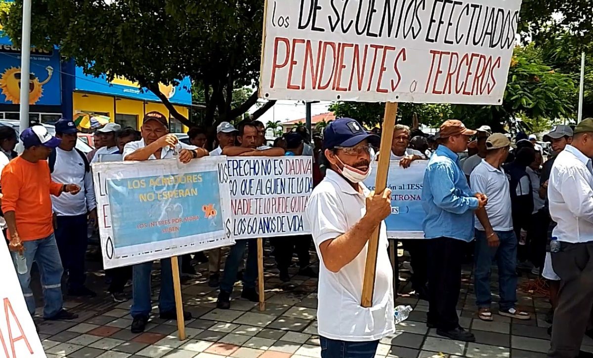 Los trabajadores del Municipio de Manta tienen un atraso en el pago de sus salarios de dos meses.