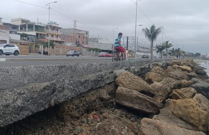 Moradores advierten sobre el progresivo deterioro del muro de escollera en Los Esteros, infraestructura clave para la conectividad vial.