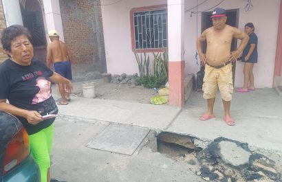 En la calle 25 del barrio Perpetuo Socorro de Manta, hay hundimientos en las veredas