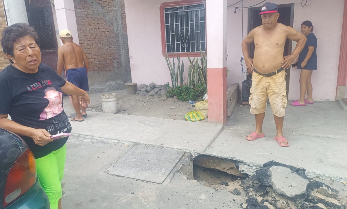 En la calle 25 del barrio Perpetuo Socorro de Manta, hay hundimientos en las veredas