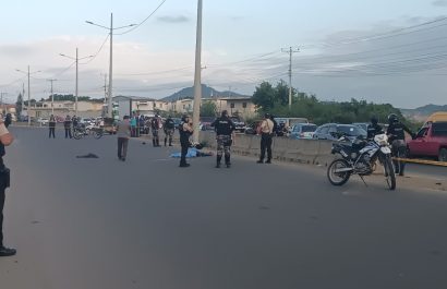 Jhon Alexander Cuenca fue asesinado de varios disparos, mientras se transportaba en su motocicleta por la vía Circunvalación tramo dos de Manta.
