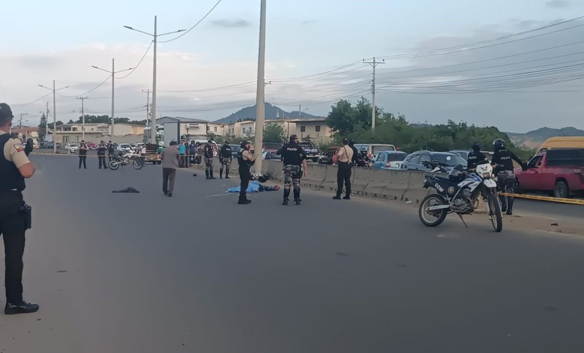 Jhon Alexander Cuenca fue asesinado de varios disparos, mientras se transportaba en su motocicleta por la vía Circunvalación tramo dos de Manta.