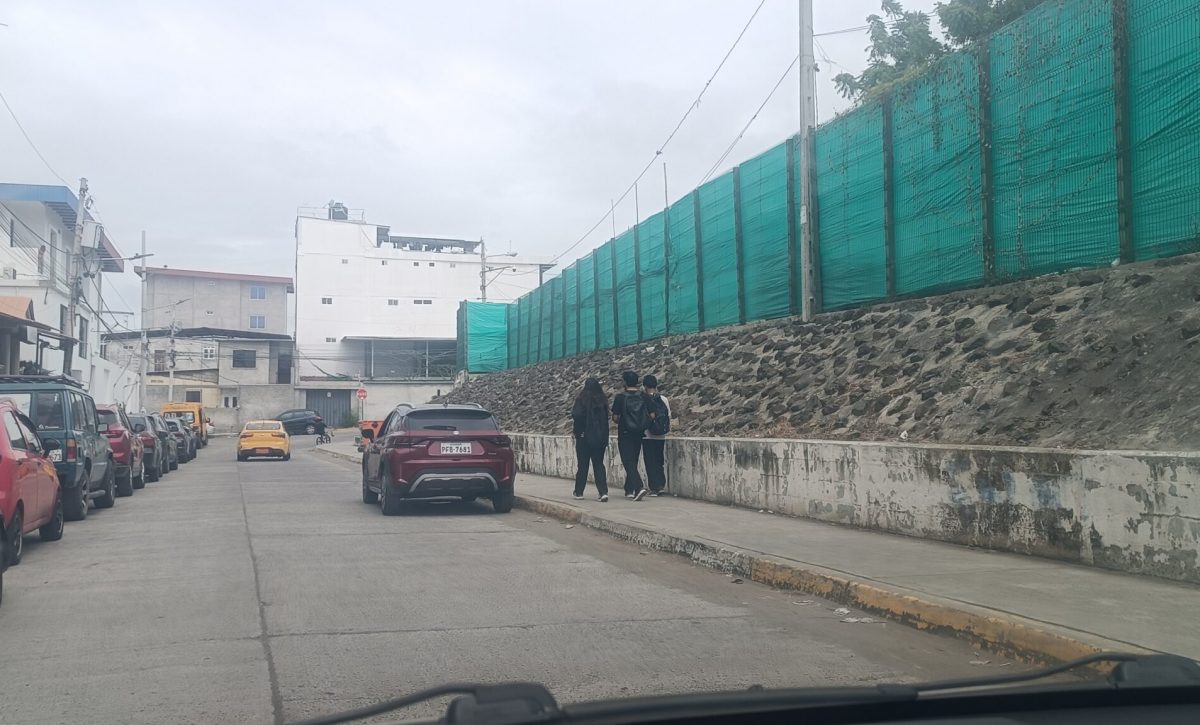 Moradores señalan que robos diarios a estudiantes en los barrios Los Eléctricos y Universitaria, zonas cercanas a la Universidad Eloy Alfaro de Manta.