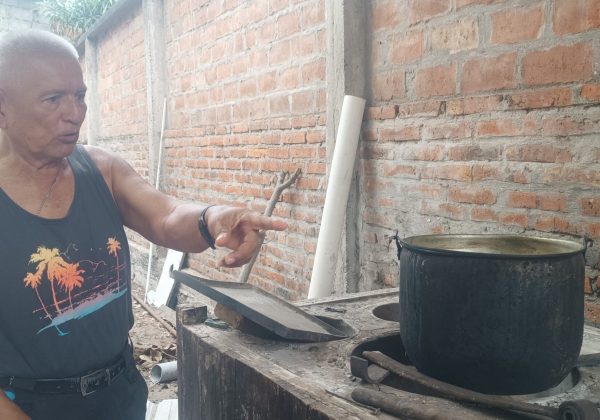 José González, de 73 años, pescador y armador de Jaramijó y residente en Manta, enfrenta un cáncer óseo terminal con medicina natural, fe cristiana y el apoyo de su familia.