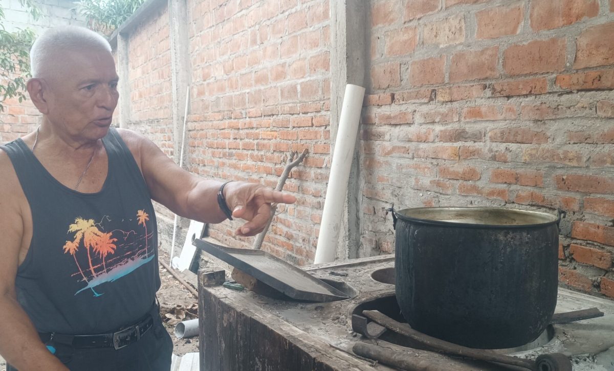 José González, de 73 años, pescador y armador de Jaramijó y residente en Manta, enfrenta un cáncer óseo terminal con medicina natural, fe cristiana y el apoyo de su familia.