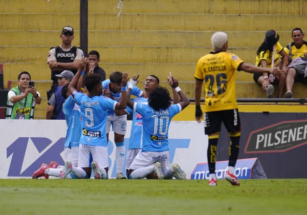 Manta FC sorprende a Barcelona SC con doblete de Christian Alemán