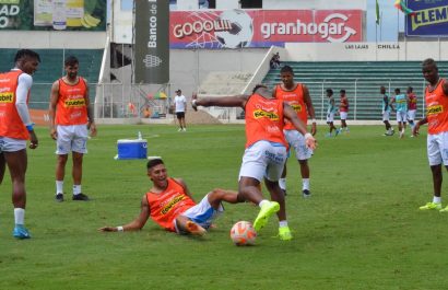 Jugadores del Manta en un calentamiento.