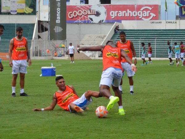 Jugadores del Manta en un calentamiento.