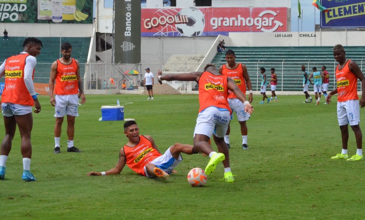 Jugadores del Manta en un calentamiento.