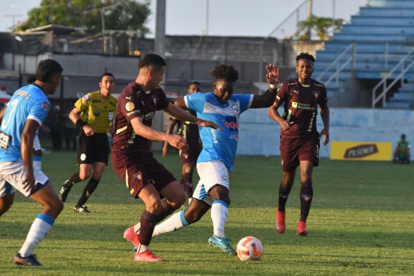 Manta y Liga de Quito empatan 1-1 en el Jocay bajo intenso calor