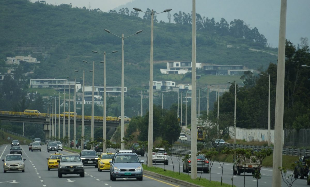 Mantenimiento en Ruta Viva y Av. Simón Bolívar avanza con cierres nocturnos en Quito