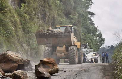Maquinaria de la Prefectura trabaja para mantener expedita la vía Alóag-Santo Domingo tras la caída de rocas en el kilómetro 83.
