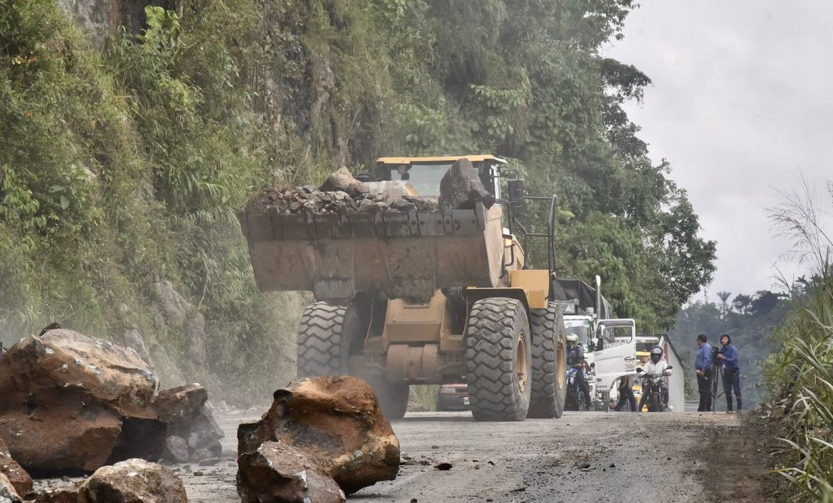 Maquinaria de la Prefectura trabaja para mantener expedita la vía Alóag-Santo Domingo tras la caída de rocas en el kilómetro 83.