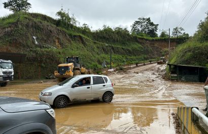 Maquinaria trabaja para remover escombros tras las afectaciones por lluvias en Santo Domingo de los Tsáchilas, donde deslaves y socavones alteraron la movilidad.