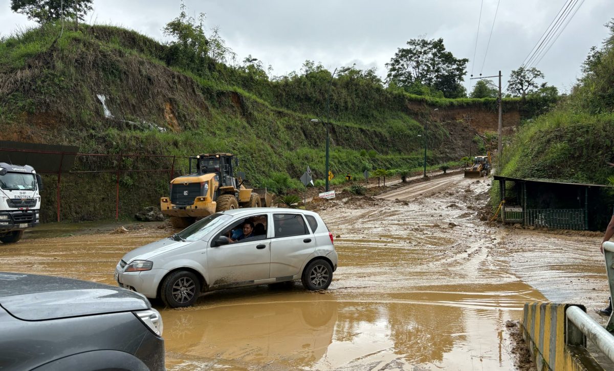 Maquinaria trabaja para remover escombros tras las afectaciones por lluvias en Santo Domingo de los Tsáchilas, donde deslaves y socavones alteraron la movilidad.