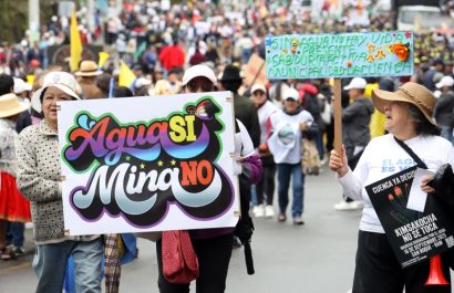 En Cuenca, más de 40.000 personas recorrieron las calles este 16 de septiembre para defender el agua y rechazar el proyecto minero Loma Larga. FOTO: Api