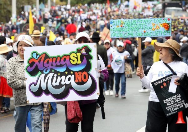 En Cuenca, más de 40.000 personas recorrieron las calles este 16 de septiembre para defender el agua y rechazar el proyecto minero Loma Larga. FOTO: Api