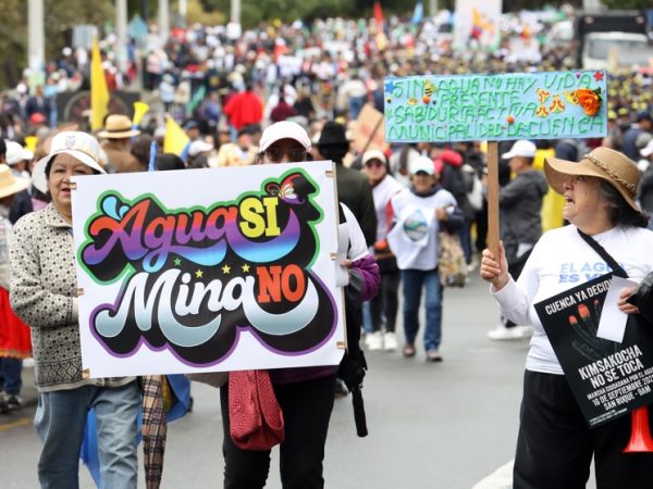 En Cuenca, más de 40.000 personas recorrieron las calles este 16 de septiembre para defender el agua y rechazar el proyecto minero Loma Larga. FOTO: Api