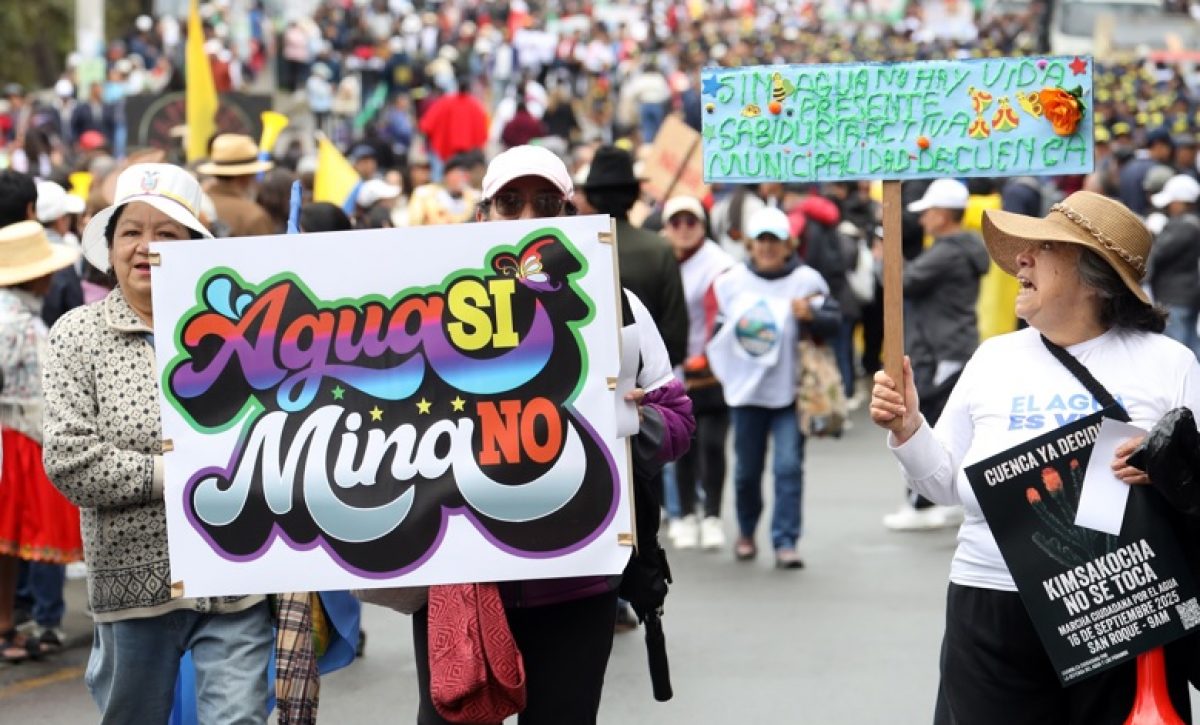 En Cuenca, más de 40.000 personas recorrieron las calles este 16 de septiembre para defender el agua y rechazar el proyecto minero Loma Larga. FOTO: Api