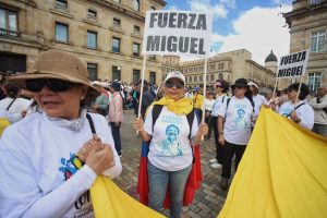 La fotografía tomada de la cuenta X del medio La FM, muestra a personas con pancartas y banderas de Colombia.