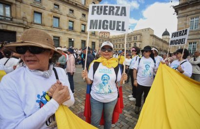 La fotografía tomada de la cuenta X del medio La FM, muestra a personas con pancartas y banderas de Colombia.