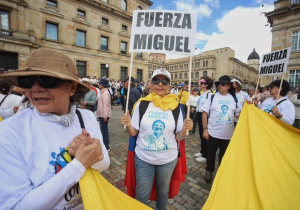 La fotografía tomada de la cuenta X del medio La FM, muestra a personas con pancartas y banderas de Colombia.