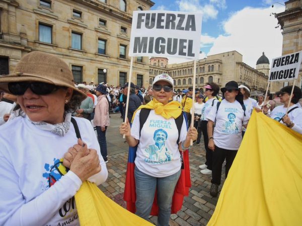 La fotografía tomada de la cuenta X del medio La FM, muestra a personas con pancartas y banderas de Colombia.