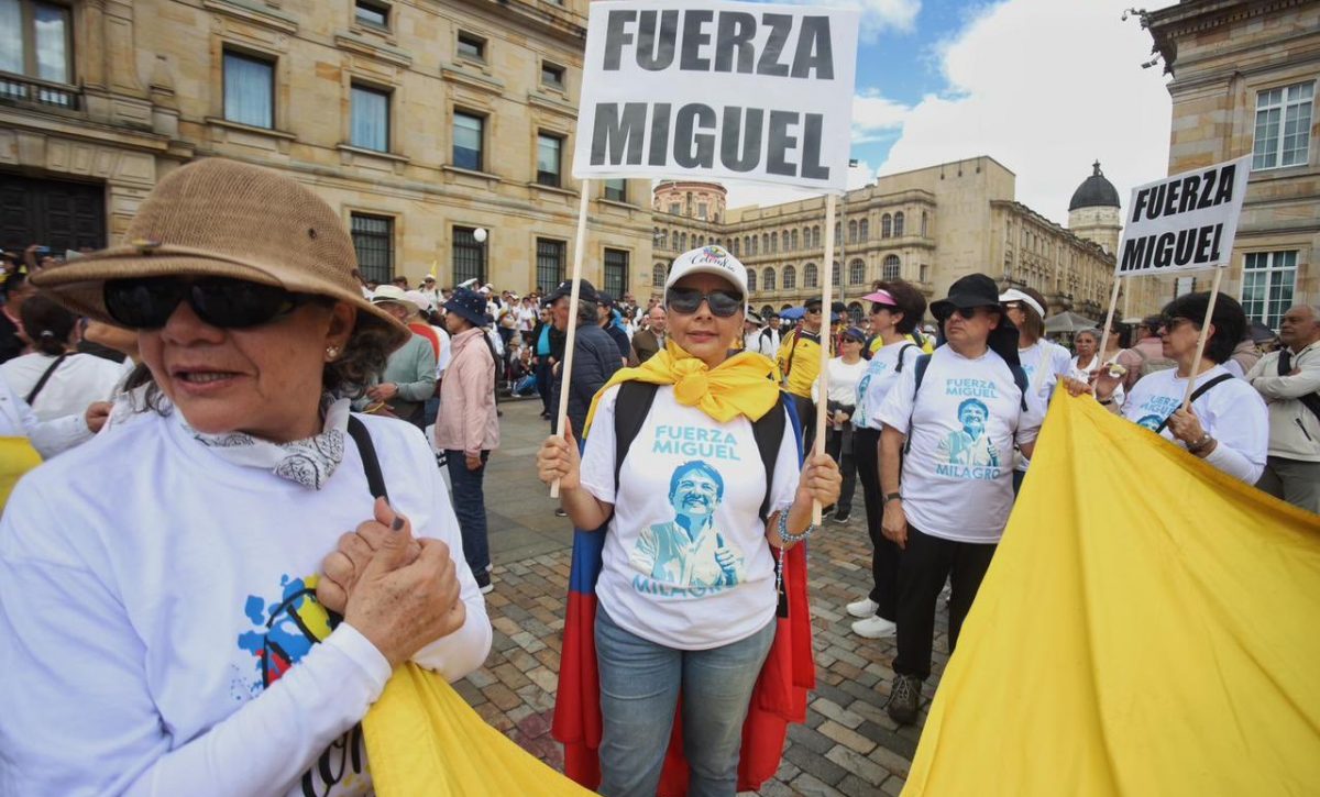 La fotografía tomada de la cuenta X del medio La FM, muestra a personas con pancartas y banderas de Colombia.