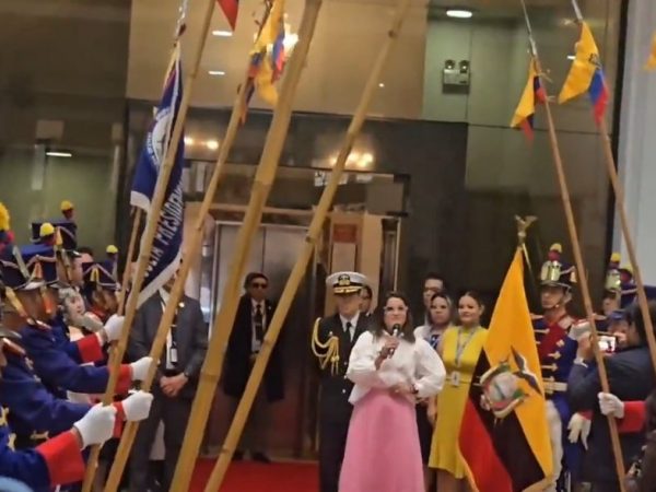 María José Pinto fue recibida con honores por los Granaderos de Tarqui