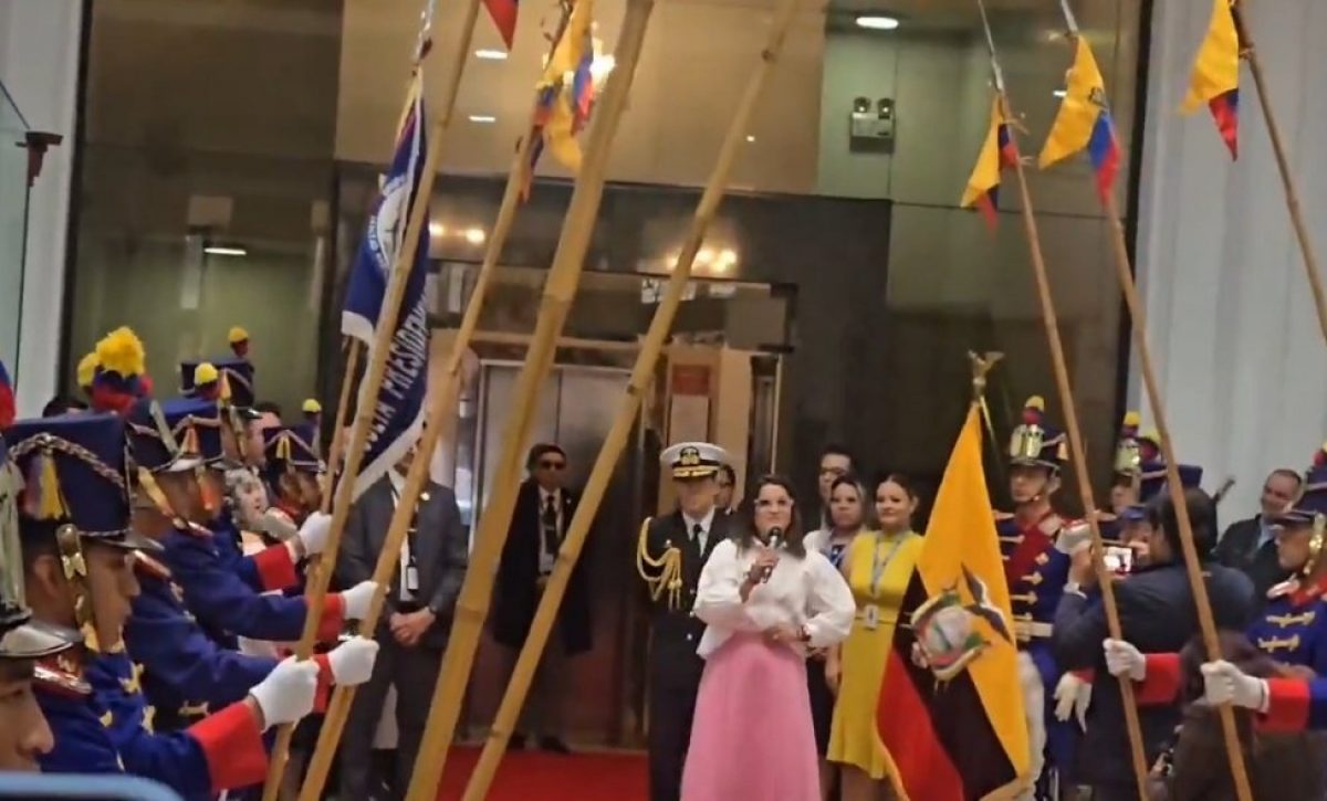María José Pinto fue recibida con honores por los Granaderos de Tarqui